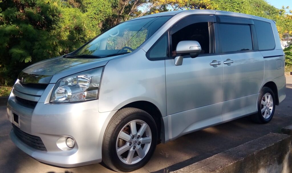 Airport transfer service Entebbe Kampala luxury sedan